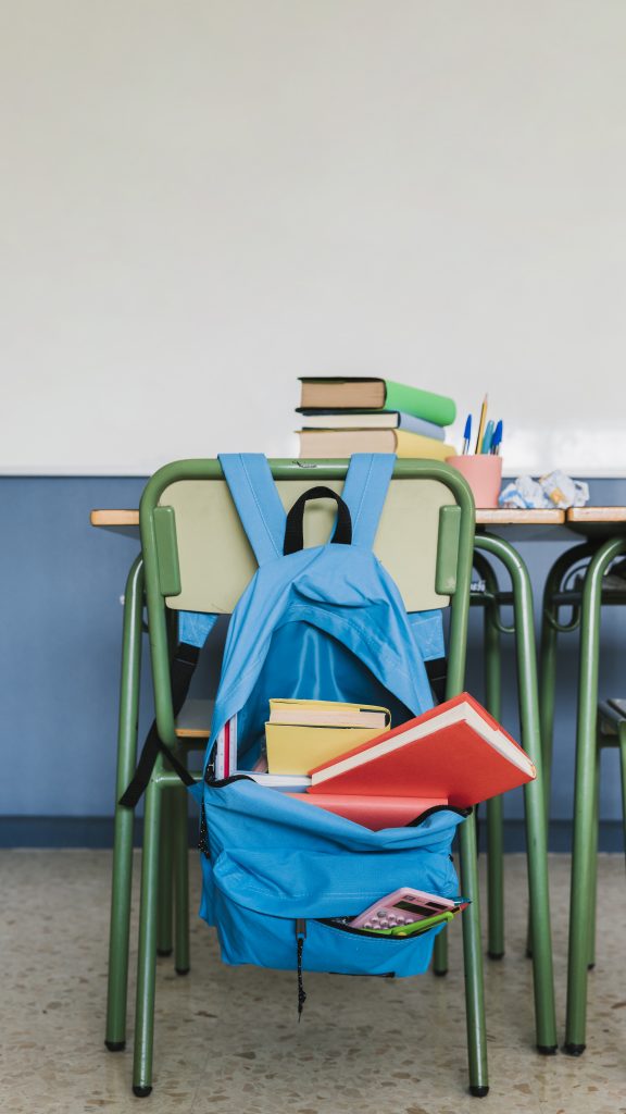 Silla de colegio vacía